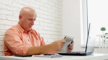 Home ofis okuma gazete onun Laptop önünde de ciddi işadamı