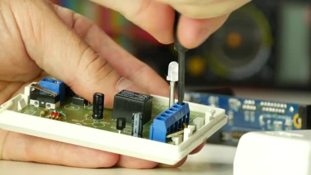 Konektörler Bir Tornavida Kullanarak Elektronik Bir Gemide Tamir Teknisyeni — Stok video