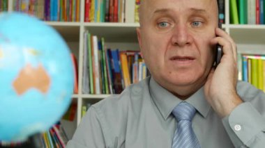 İşadamı gülümse ve el hareketi ve iş ofis konuşuyor Cellphone kullanın