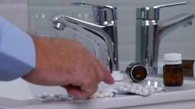 İşadamı tıbbi ilaç için büyük bir baş ağrısı seçerek Office banyoda