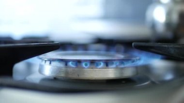 Tencere ile görüntü mavi renk gaz ateş etmek ile yanan soba