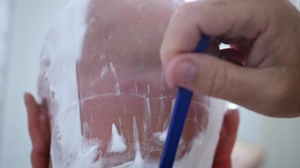 Imagen Cerca Con Hombre Afeitándose Cabeza Usando Espuma Blanca — Vídeos de Stock