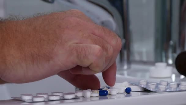 Geschäftsmann Auf Der Firmentoilette Wählt Einige Medizinische Pillen Gegen Starke — Stockvideo
