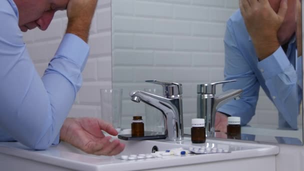 Empresario Oficina Texto Baño Usando Celular Sufriendo Gran Dolor Cefalea — Vídeos de Stock