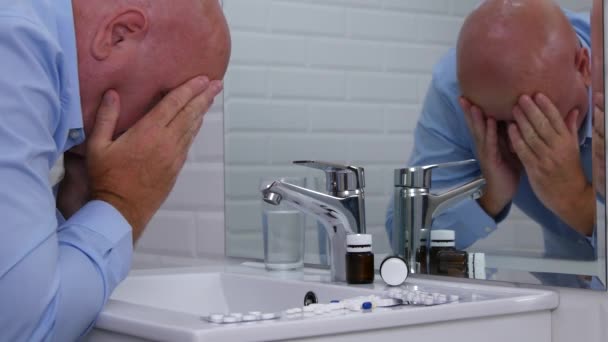 Pengusaha Toilet Room Suffering Feeling Sakit Berpikir Untuk Mengambil Pil — Stok Video