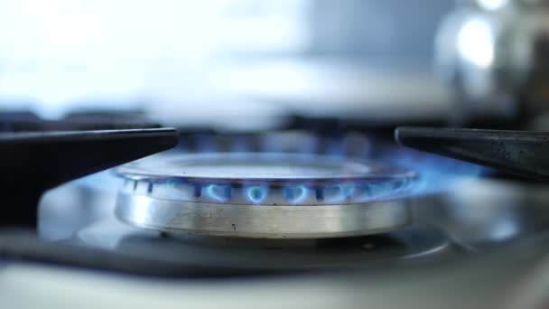 青ガス火の炎と炊飯器 ストーブのイメージ — ストック動画