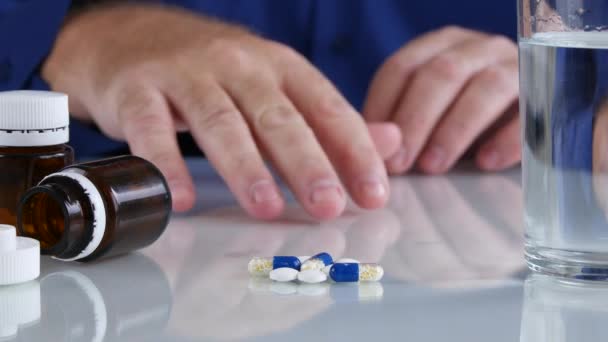 Зависимый Человек Дрожащими Руками Принимает Медицинские Таблетки Лекарства Стола — стоковое видео