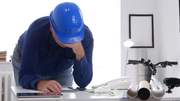 Ingénieur Occupé Analyse Projet Construction Inquiet Déçu — Video