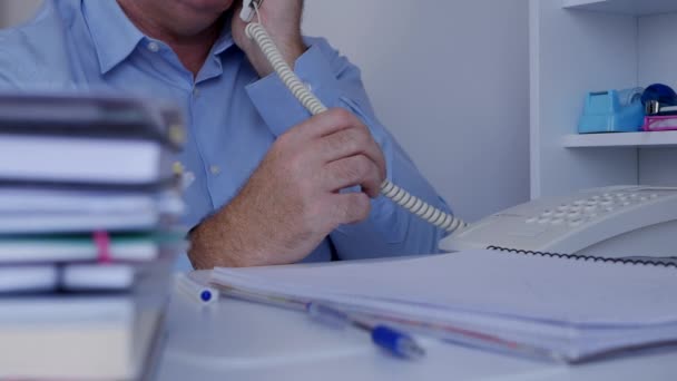 Зображення Бізнесменом Архіві Створення Телефонного Дзвінка Допомогою Стаціонарного Офісу — стокове відео