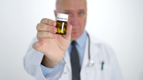 Apontando Médico Com Dedo Mostrando Medicamentos Recomendando Tratamento Comprimidos — Vídeo de Stock