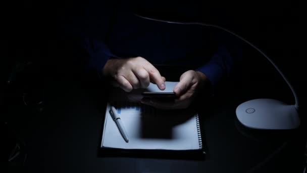 Biznesmen Dark Biuro Pisania Online Wiadomości Tekstowych Pomocą Smartfona — Wideo stockowe