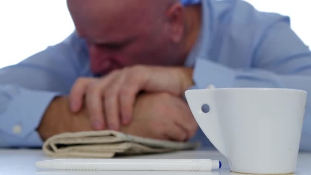 Imagen Con Empresario Cansado Durmiendo Oficina Con Cabeza Sobre Mesa — Vídeos de Stock