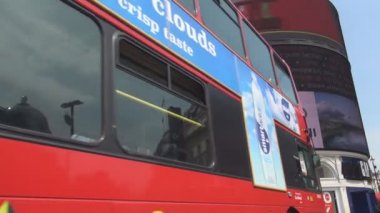 Çift katlı alçak taban ile Londra Piccadilly Circus kare kırmızı otobüs ve reklam paneli