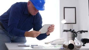 Mühendis görüntü dokunmatik Tablet veritabanı kullanarak teknik bilgilere erişme