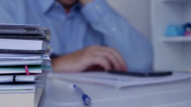 Sabırsızlıkla işadamı Resepsiyon yüzeyinde huzursuz hareketleri el ile yapmak