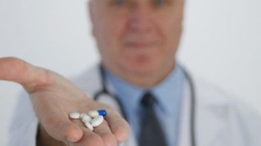 Bulanık Doktor elinde yeni bir tedavi gösteren birkaç tıbbi kapsül tavsiye