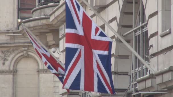 英国在伦敦一座建筑前悬挂民族标志 — 图库视频影像