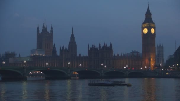 伦敦市中心夜景著名的地标威斯敏斯特宫和大本钟 — 图库视频影像