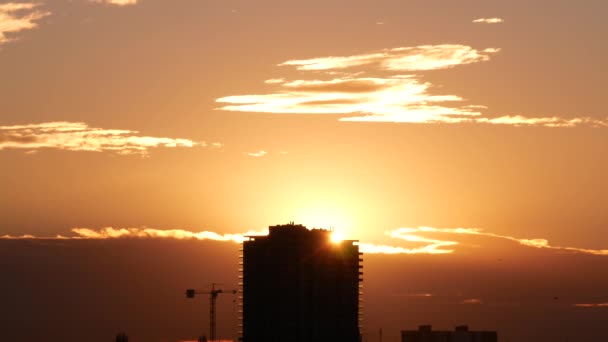 Belo Nascer Sol Sobre Cidade Com Céu Laranja Colorido Pequenas — Vídeo de Stock