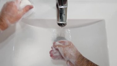 Banyo sabun kullanımında ellerini yıkama ve bir çok köpük yapma dostum