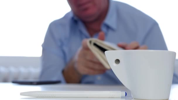 无聊和疲惫的商人喝一杯热和活力的咖啡 — 图库视频影像