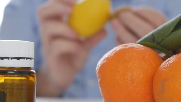 Curación Vitaminas Alternativas Estudio Médico Con Frutas Píldoras Médicas — Vídeos de Stock