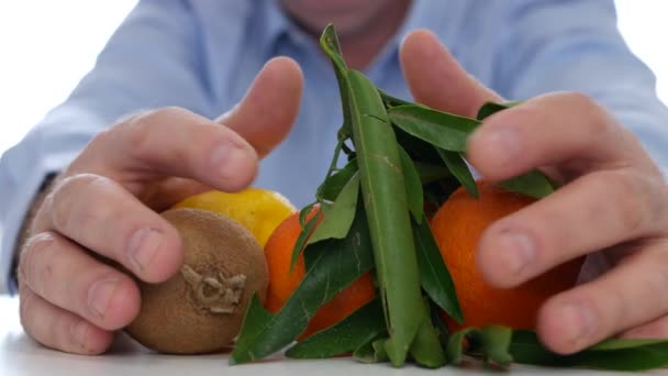 Läkare Rekommenderar Alternativ Konsumera Medicinska Piller Med Frukter Vitaminer — Stockvideo