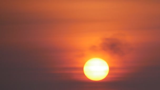 Lever Soleil Rouge Hiver Avec Fumée Blanche Dans Passage Niveau — Video