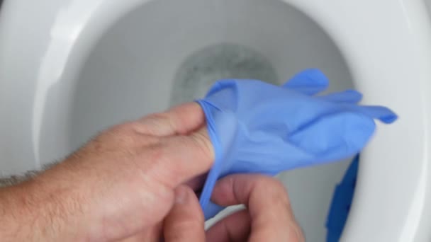 Hombre Baño Poniendo Guantes Las Manos Preparándose Para Limpiar Asiento — Vídeos de Stock