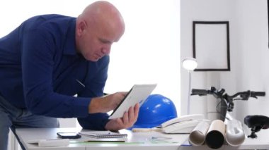 Tablet iletişim kullanarak işadamının erişim çevrimiçi teknik veri meşgul
