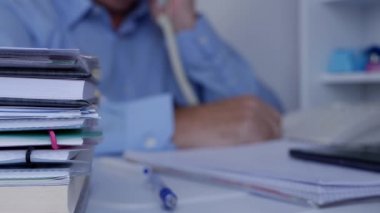 İşadamı telefon tuşları bastırıyor ofis telefon hattı kullanarak telefon çağrısı yapma