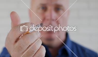 Görüntü yanan bir sigara gösterilen ve hayal kırıklığına başını sallayarak bir adamla