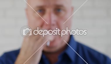 Sigara ve bir sigara başka bir kişiye sunan adam görüntü