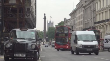 Londra şehir görüntüsüyle Rating araçlarda sokak eski kabinler ve kırmızı otobüs