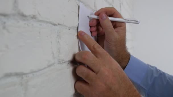 Επιχειρηματίας Χέρια Εγγράφως Στον Γραφείο Τοίχο Χρησιμοποιώντας Μια Σελίδα Και — Αρχείο Βίντεο