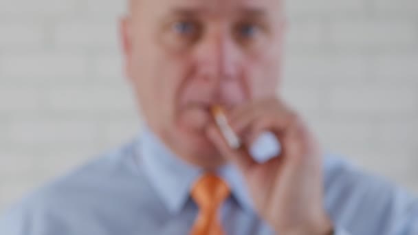 喫煙とタバコを別の人に提供している実業家のイメージ — ストック動画
