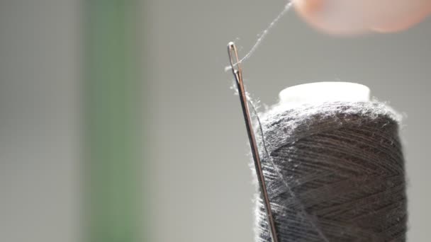 人的手指介绍在针头缝制线程 — 图库视频影像