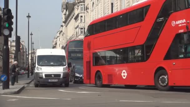 伦敦市中心形象与街头交通车辆和红色双层巴士 — 图库视频影像