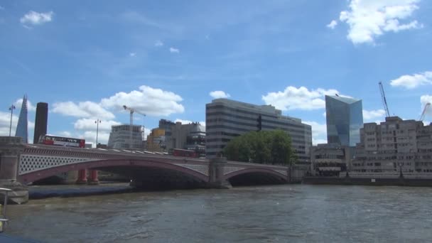 在伦敦金融城的一座桥下的泰晤士河上乘坐旅游船旅行 — 图库视频影像