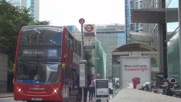 伦敦街图片与人们走在一个巴士站在市中心 — 图库视频影像