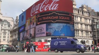 Londra şehir Piccadilly Circus Meydanı araçların trafik ve insanlar kaldırımda yürürken, insanlar