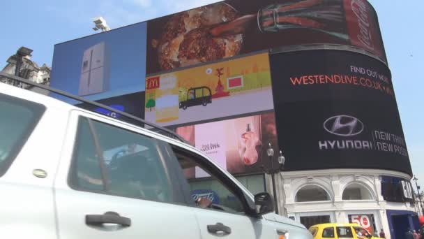 伦敦市中心形象皮卡迪利广场与救护车在街上 — 图库视频影像