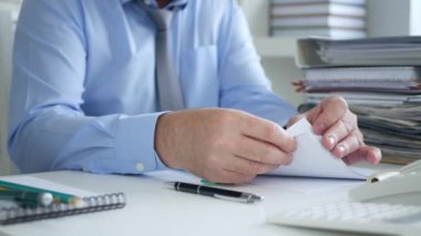 Office belgeler ve mali kağıtları arşiv sıralama işinde işadamı