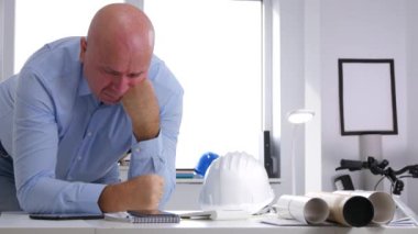 Office çalışma üzgün mühendisi planları ve projeleri Gesticulating endişeli