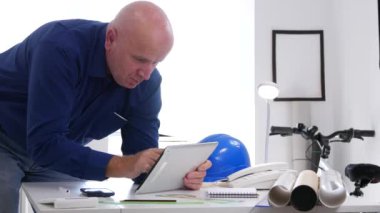 İşadamı kullanım Tablet ile Internet Online iletişim Mühendisliği odası