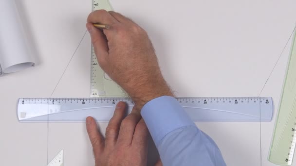 Nahaufnahme Mit Ingenieurshänden Die Mit Zeichenwerkzeugen Auf Einem Papierplan Zeichnen — Stockvideo