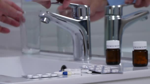 Hombre Que Sufre Llena Vaso Con Agua Toma Píldoras Medicinales — Vídeos de Stock