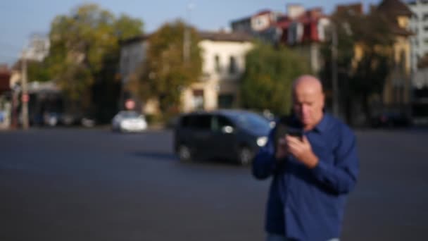 Man Går Gatan Downtown Och Text Med Hjälp Mobiltelefon — Stockvideo