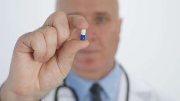 Врач Назначает Лекарство Лекарство Представляя Цветные Таблетки Новые Витамины — стоковое видео