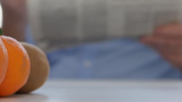 Homme Affaires Avec Des Fruits Sur Table Lire Écrire Avec — Video